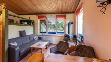 Televisio, takka, pöytätennispöytä, stereot