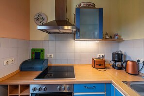 Køleskab, ovn, kogeplade, kaffe-/temaskine