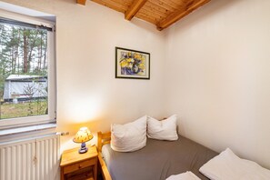 2 bedrooms, free WiFi, bed sheets - Holiday Home 'Ferienhaus Mine Hüsung' with Private Terrace, Shared Garden and Wi-Fi (Feldberger Seenlandschaft)