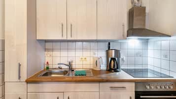 Fridge, oven, stovetop, coffee/tea maker