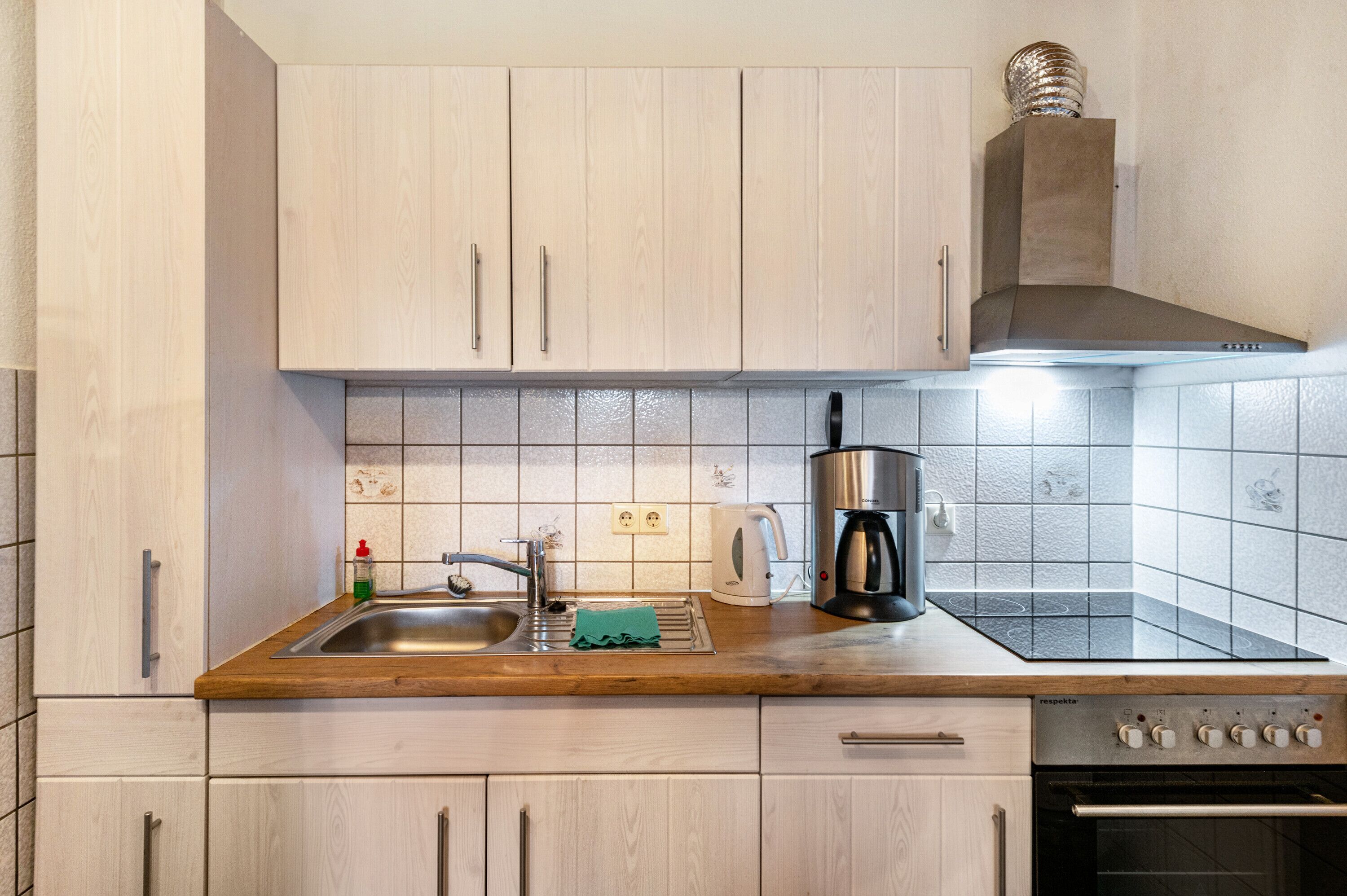 Kühlschrank, Ofen, Herdplatte, Wasserkocher mit Kaffee-/Teezubehör