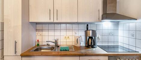 Køleskab, ovn, kogeplade, kaffe-/temaskine