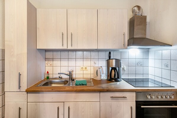 Frigorífic, forn, placa de cuina i cafetera i tetera 