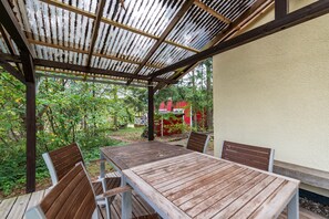 Outdoor dining - Holiday Home 'Ferienhaus Mine Hüsung' with Private Terrace, Shared Garden and Wi-Fi (Feldberger Seenlandschaft)