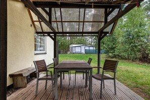 Outdoor dining - Holiday Home 'Ferienhaus Mine Hüsung' with Private Terrace, Shared Garden and Wi-Fi (Feldberger Seenlandschaft)