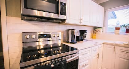 Modern&Comfy 5beds-3 king-1Q -1Full -3baths-full kitchen nearby American River