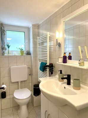 Douche, sèche-cheveux, serviettes fournies