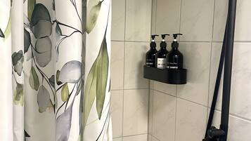 Regadera, secadora de cabello, toallas