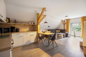 Fridge, microwave, oven, stovetop - Apartment 'Ferienhof Jacobsen 1' with Shared Terrace, Shared Garden and Wi-Fi (Nordstrand)