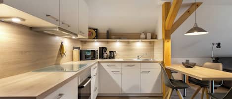 Refrigerador, microondas, horno y parrilla de estufa