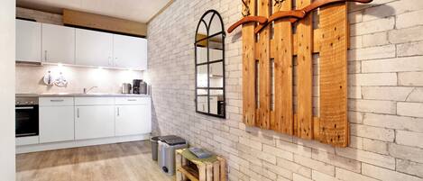 Frigorífico, microondas, horno y placa de cocina