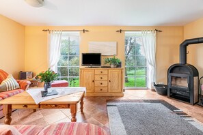 TV - Holiday Home 'Ferienhaus Jan' with Private Terrace and Wi-Fi (Nordstrand)