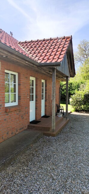 Exterior - Holiday Home 'Ferienhaus Jan' with Private Terrace and Wi-Fi (Nordstrand)
