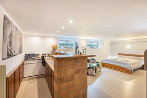 2 habitaciones, escritorio, tabla de planchar con plancha y wifi gratis 