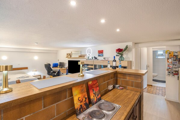 Frigorífico, microondas, horno y placa de cocina