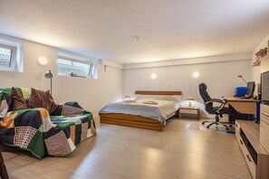 2 bedrooms, desk, iron/ironing board, free WiFi - ‘TULIP PATH 3’, holiday & fitter basement flat with heart (Melle)