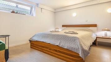 2 habitaciones, escritorio, tabla de planchar con plancha y wifi gratis