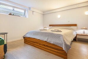 2 bedrooms, desk, iron/ironing board, free WiFi - ‘TULIP PATH 3’, holiday & fitter basement flat with heart (Melle)