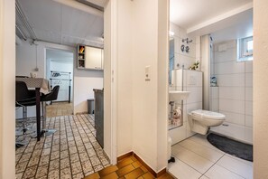 Regadera, amenidades de baño gratuitas, secadora de cabello, toallas 