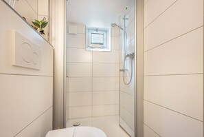 Dusche, kostenlose Toilettenartikel, Haartrockner, Handtücher