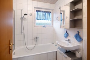 Ducha, artículos de tocador gratuitos, secador de pelo, toallas