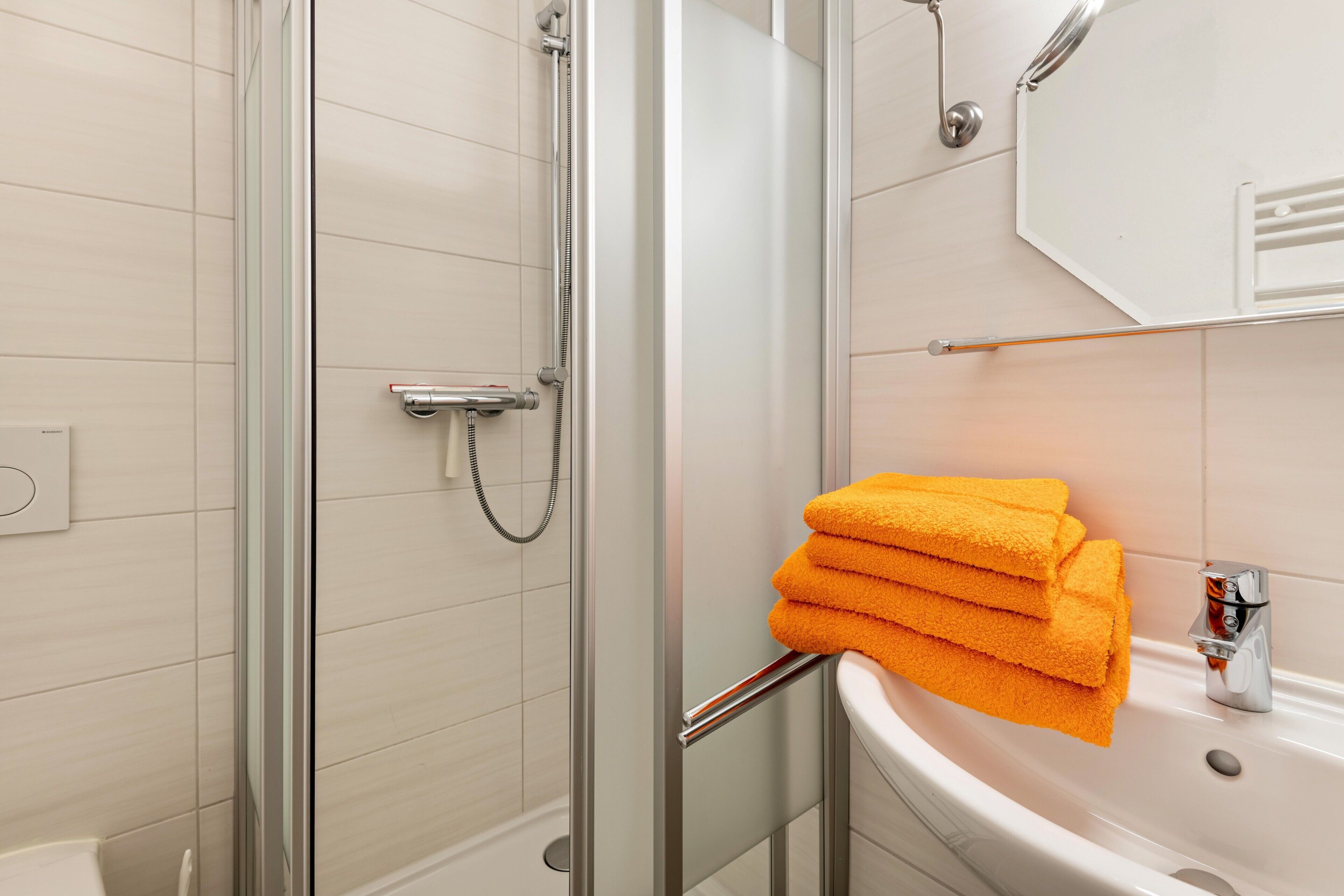 Douche, articles de toilette gratuits, sèche-cheveux