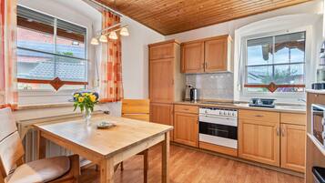 Kjøleskap, mikrobølgeovn, kokeplater og kaffetrakter/tekoker