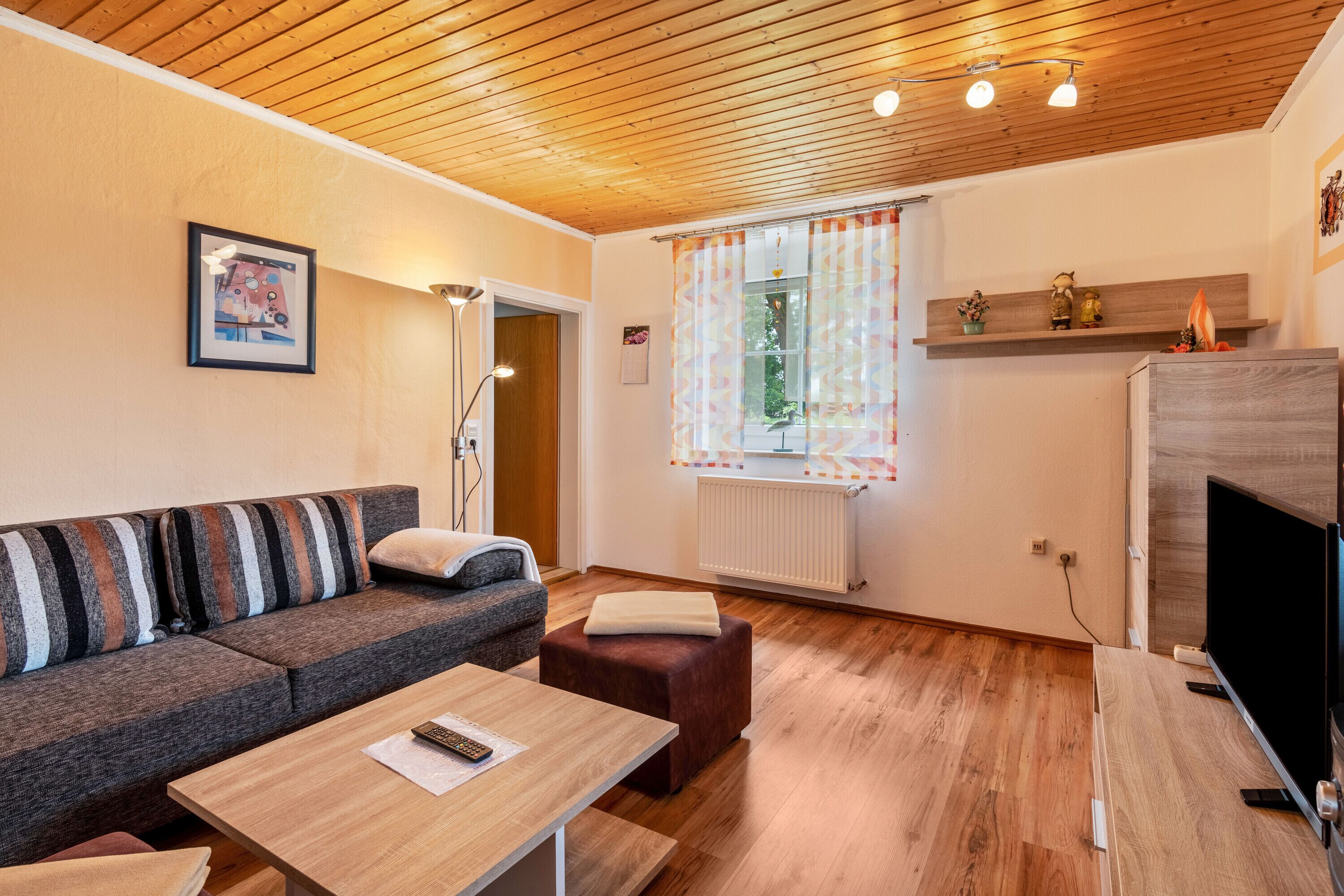 Fernseher, DVD-Player, Tischtennisplatte, Stereoanlage