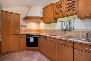 Køleskab, mikrobølgeovn, ovn, kogeplade