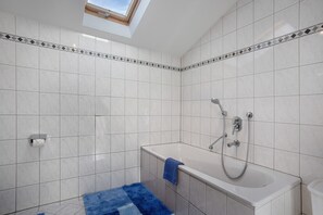 Een douche, een haardroger, handdoeken