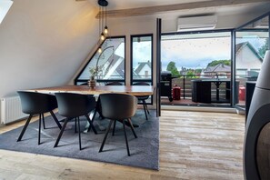 Dining - Apartment 'Penthouse Kokorey' with Shared Garden, Balcony and Wi-Fi (Halstenbek)