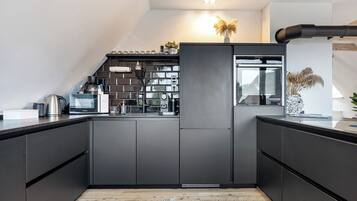 Kühlschrank, Mikrowelle, Ofen, Herdplatte