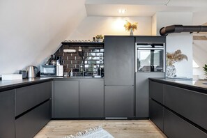 Fridge, microwave, oven, stovetop - Apartment 'Penthouse Kokorey' with Shared Garden, Balcony and Wi-Fi (Halstenbek)