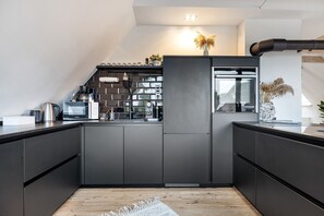 Frigorifero, microonde, forno, piano cottura