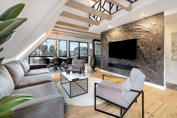 TV - Apartment 'Penthouse Kokorey' with Shared Garden, Balcony and Wi-Fi (Halstenbek)