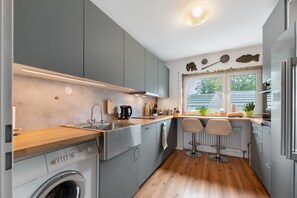 Fridge, microwave, oven, stovetop - Apartment 'Rheinblick Am Rheinsteig' with Mountain View, Wi-Fi and Air Conditioning (Urbar)