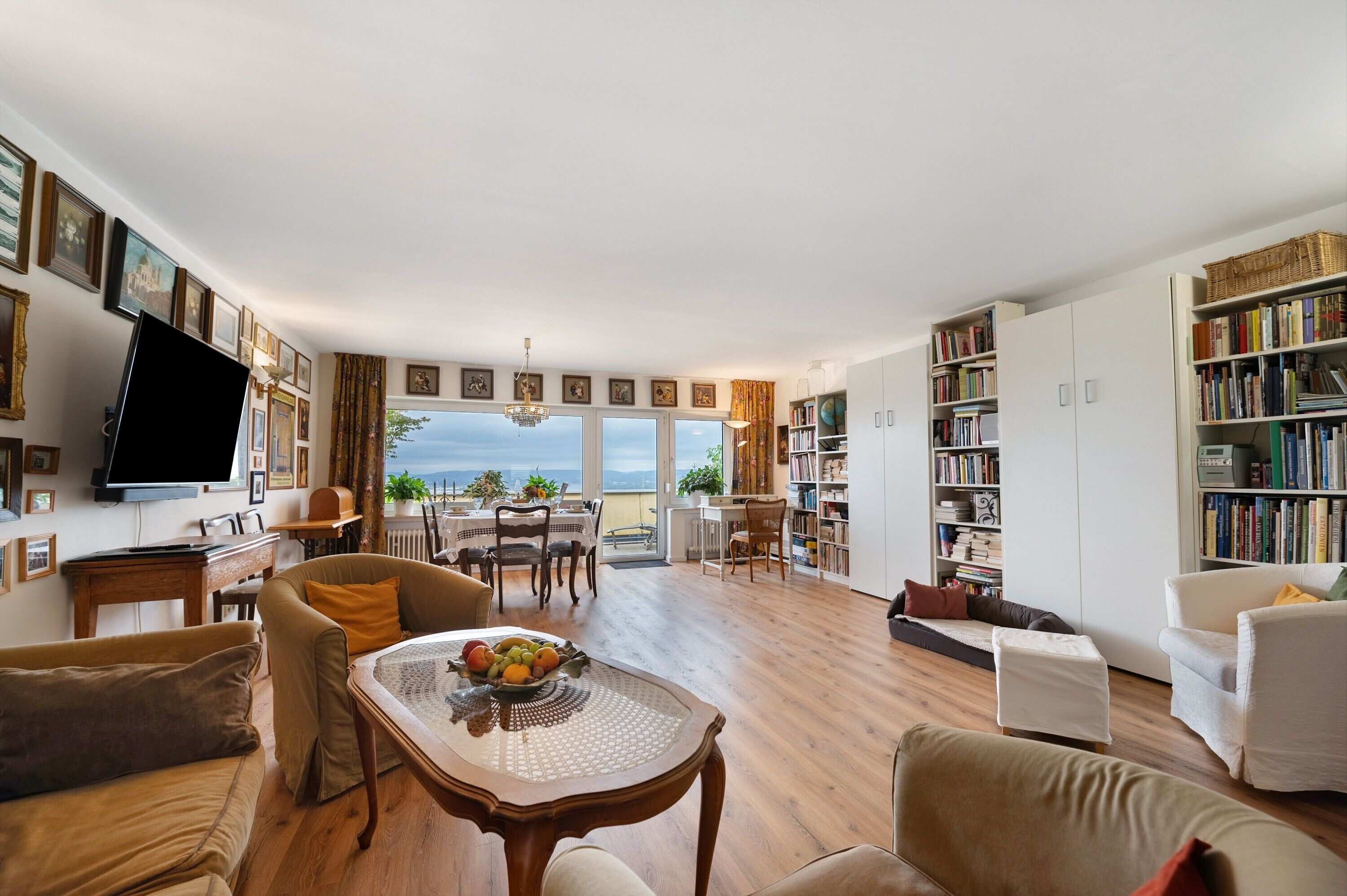 Televisión, reproductor de DVD, estéreo