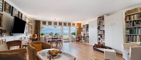 Televisión, reproductor de DVD, estéreo