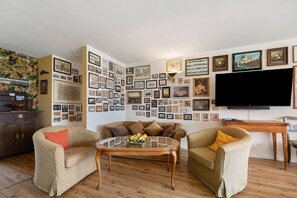 TV, DVD player, stereo - Apartment 'Rheinblick Am Rheinsteig' with Mountain View, Wi-Fi and Air Conditioning (Urbar)