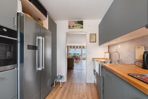 Fridge, microwave, oven, stovetop - Apartment 'Rheinblick Am Rheinsteig' with Mountain View, Wi-Fi and Air Conditioning (Urbar)