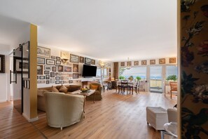 TV, DVD player, stereo - Apartment 'Rheinblick Am Rheinsteig' with Mountain View, Wi-Fi and Air Conditioning (Urbar)