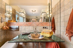 Dutxa, assecador de cabells i tovalloles 