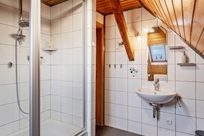 Douche, sèche-cheveux, serviettes fournies