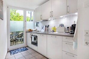 Fridge, oven, stovetop, dishwasher - "Holiday Home Schwalbennest" with Private Terrace, Private Garden and Wi-Fi (Lörrach)