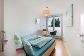 2 soverom, skrivebord, strykejern/-brett og wi-fi (inkludert)