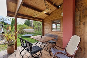 Outdoor dining - Holiday Home 'Blockhütte' with Private Terrace and Private Garden (Fürstenwalde/Spree)