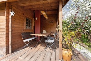Outdoor dining - Holiday Home 'Blockhütte' with Private Terrace and Private Garden (Fürstenwalde/Spree)