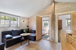 Televisión, chimenea, reproductor de DVD y tenis de mesa 