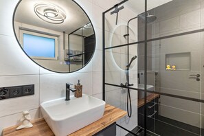 Shower, free toiletries, hair dryer, towels - Apartment 'Ferienwohnung Schwarzwaldmädel' with Private Terrace, Private Garden and Wi-Fi (Seelbach)