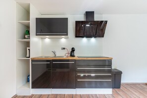 Frigorifero, forno, piano cottura, lavastoviglie